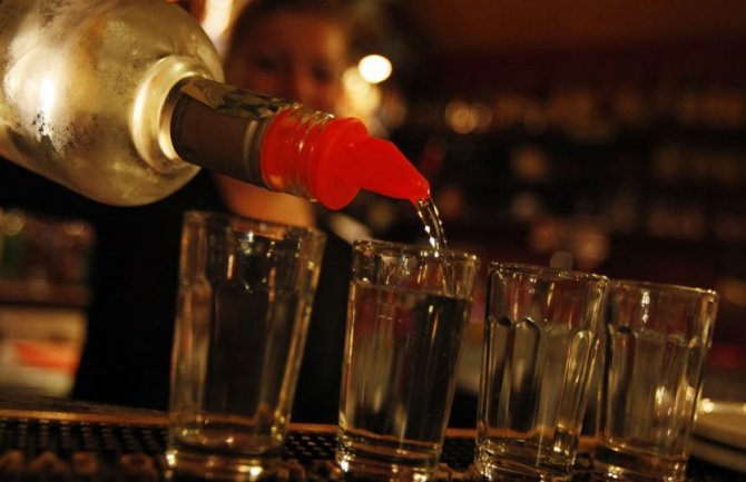 Kazne 2.000 eura zbog točenja alkohola maloljetnicima
