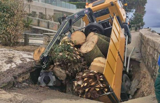 Herceg Novi: Propao kamion na šetalištu(FOTO)