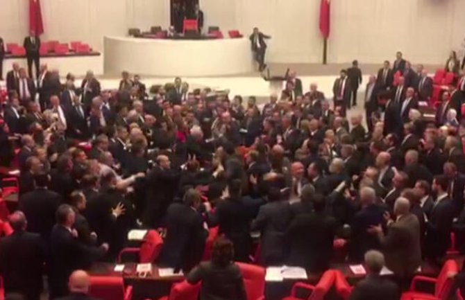 Opšta tuča u turskom parlamentu, učestvovalo desetine poslanika (VIDEO)