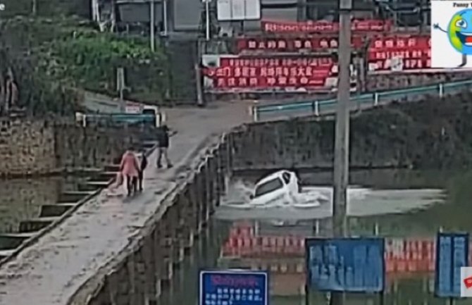 Nakon položenog vozačkog ispita telefonirao pa sletio u rijeku (VIDEO)