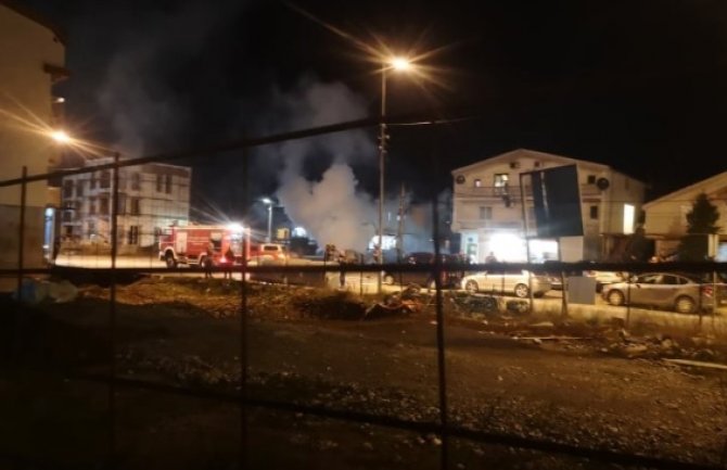 Eksplozija automobila u Podgorici: Muškarac stradao, drugi teško povrijeđen