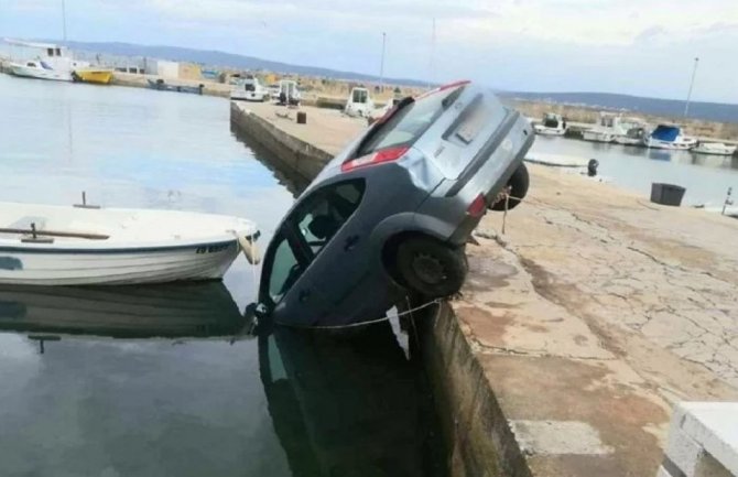 Dalmacija: Auto mu završilo u moru pa postao predmet zbijanja šala (FOTO)