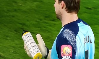 Krul heroj Noriča, na flašici vode napravio taktiku za penal igrače Totenhema (FOTO)