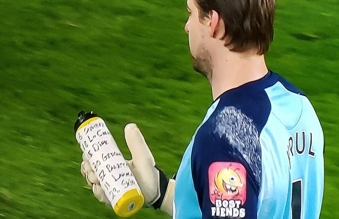 Krul heroj Noriča, na flašici vode napravio taktiku za penal igrače Totenhema (FOTO)