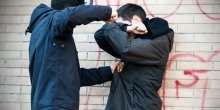 Novo vršnjačko nasilje u Srbiji: Trojica na jednog, šakom u glavu ga obaraju na pod