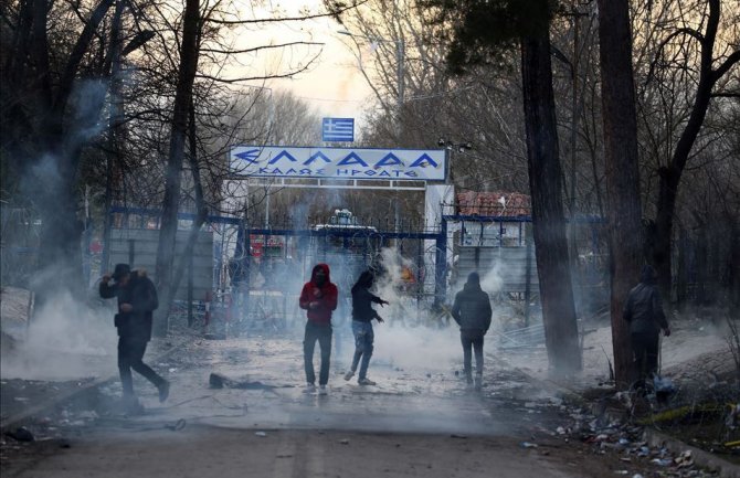 Grčke snage na migrante intervenisale suzavcem i vodenim topovima