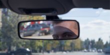 Vrlo neobičan miris u automobilu: Pogledajte šta je okačio na retrovizor (FOTO)