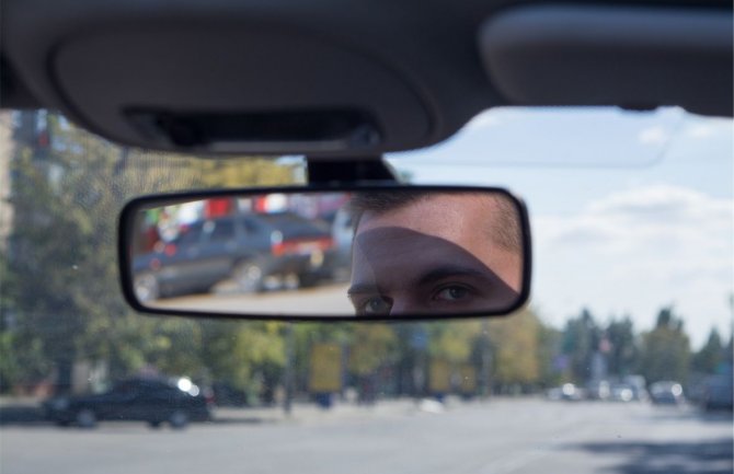 Vrlo neobičan miris u automobilu: Pogledajte šta je okačio na retrovizor (FOTO)