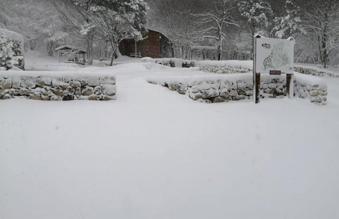 U hercegnovskom zaleđu 20 centimetara snijega,putevi prohodni(FOTO)