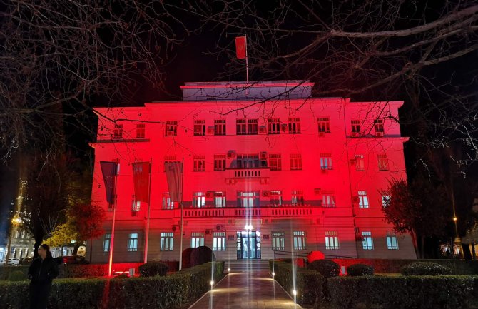 Zgrade lokalnih uprava večeras u bojama crnogorske zastave zbog Dana reprezentacije