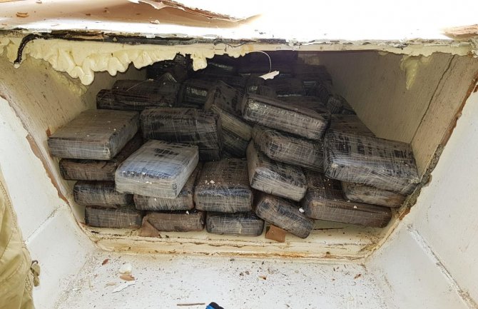 Presječen lanac krijumčarenja kokaina iz Centralne Amerike u Evropu: Uhapšeno 8 osoba, zaplijenjena vozila, novac(FOTO)