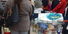 Redovi u marketima u CG: Građani se plaše da ne ostanu bez namirnica, pa prave rezerve(FOTO)