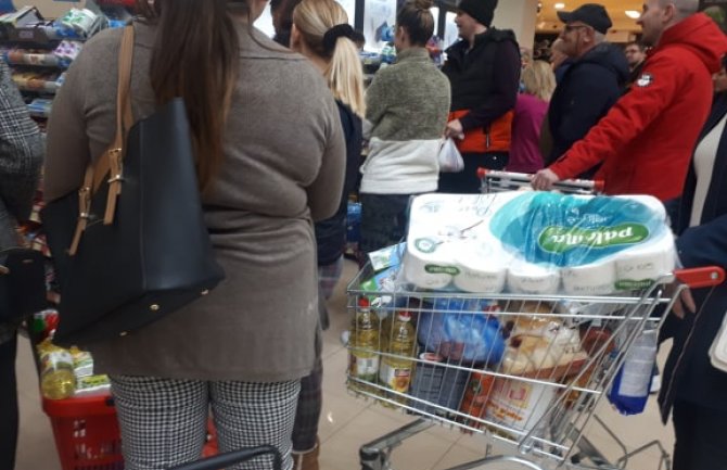 Redovi u marketima u CG: Građani se plaše da ne ostanu bez namirnica, pa prave rezerve(FOTO)