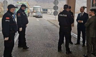 CG nije zatvorila granice prema Albaniji, pooštrene kontrole, policija nosi zaštitnu opremu