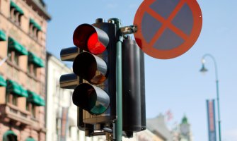 Prekršajne prijave protiv 47 vozača zbog prolaska na crveno ili žuto svijetlo na semaforima
