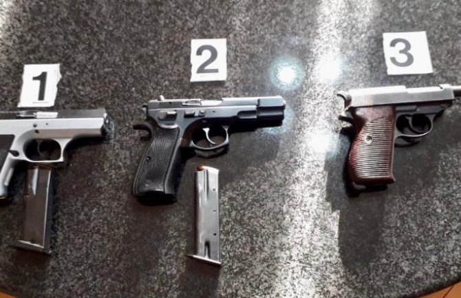 Pretresi na 8 lokacija u Podgorici, pronađena veća količina oružja, 5 uhapšenih