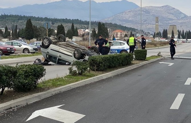 Udes u Podgorici, automobil završio na krovu