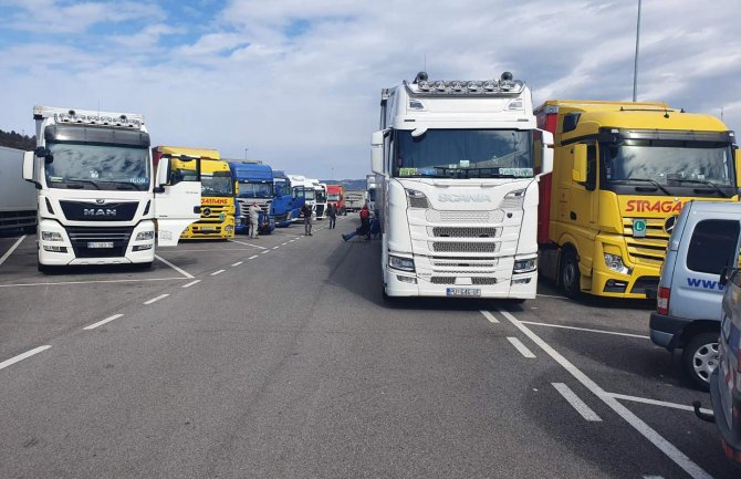 Crnogorskim vozačima koji su bili zarobljeni na granici između Italije i Slovenije omogućen prolaz