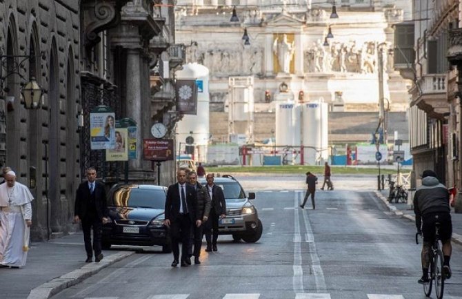 Papa  prošetao ulicama Rima, pa se pomolio za kraj pandemije