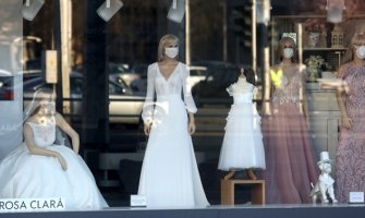 U Zagrebu neobičan prizor: Izlog sa vjenčanicama sa zaštitnim maskama od čipke, cirkona... (FOTO)