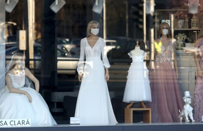 U Zagrebu neobičan prizor: Izlog sa vjenčanicama sa zaštitnim maskama od čipke, cirkona... (FOTO)