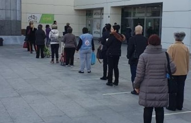 Redovi pred prodavnicama, prazni kafići: Bjelopoljci čekaju u redu da plate struju, većina parkova u centru Podgorice prazna