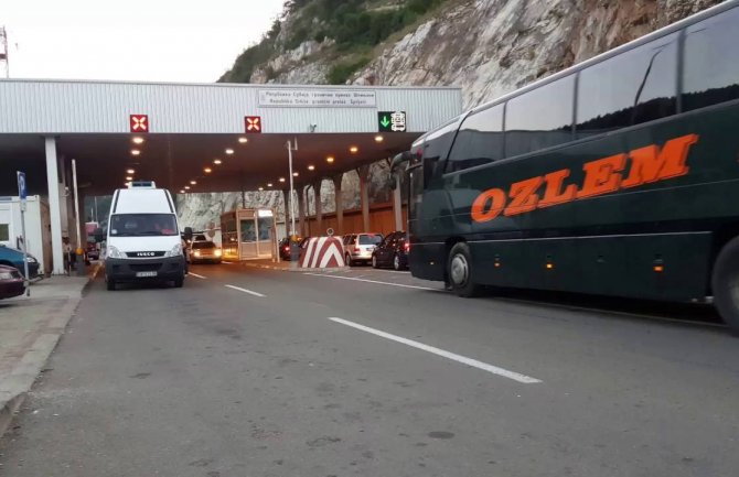 Kragujevčani proveli 13 sati na prelazu iz Crne Gore u Srbiju