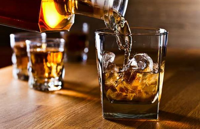 Zbog skoka cijena sredstava za dezinfekciju vlasnik destilerije viskija besplatno poklanja alkohol