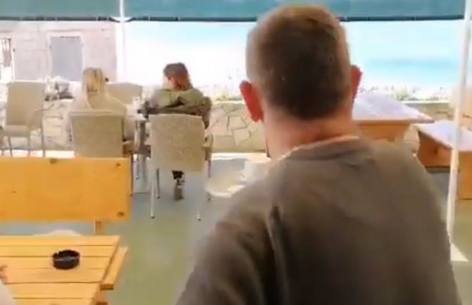 Pogledajte kako konobar u Hrvatskoj poslužuje kafu (VIDEO)