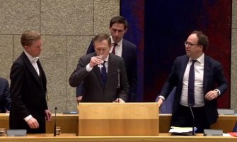 Holandija: Ministar zdravlja se onesvijestio tokom sastanka o koroni (VIDEO)