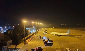 Avion sa 120 crnogorskih državljana iz Turske sletio sinoć, smješteni u karantin u Igalu (VIDEO)