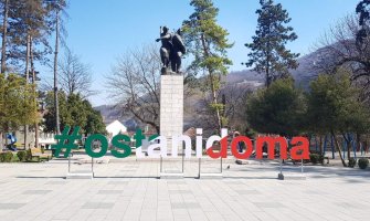 Bijelo Polje: Reklama #OstaniDoma na trgu u bojama Italije