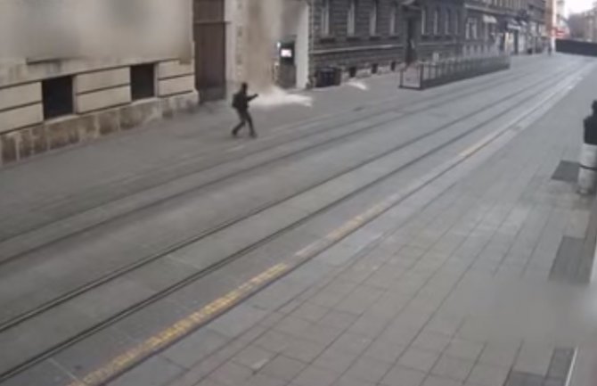 Stravičan snimak: Čovjek u Zagrebu za dlaku izbjegao smrt tokom zemljotresa(VIDEO)
