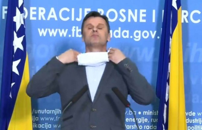 Premijer BiH hit na društvenim mrežama: Kako se stavlja zaštitna maska?(VIDEO)