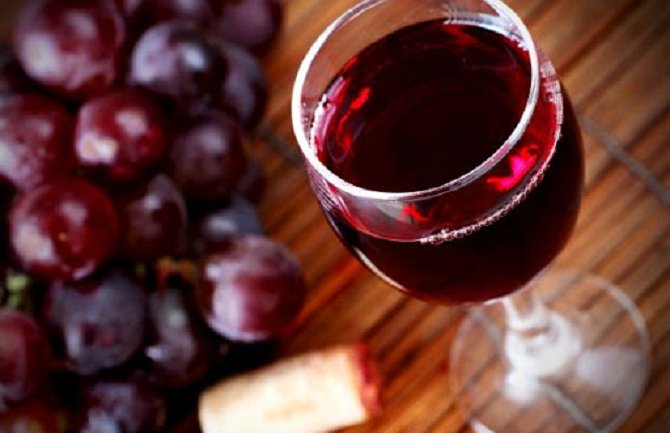 Crveno vino je odlično ako imate probleme sa aknama, flekama, proširenim borama...