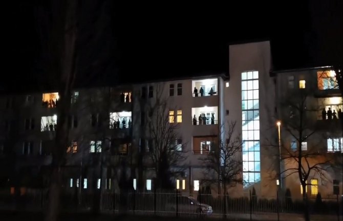 Aplauz sa balkona za bjelopoljske zdravstvene radnike (VIDEO)