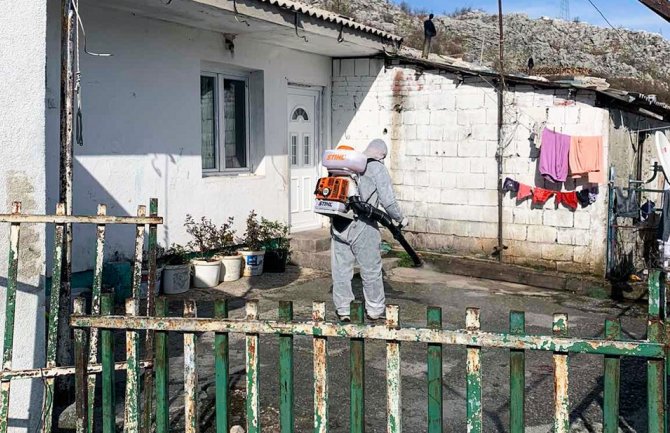 Prijestonica Cetinje nastavlja dezinfekciju ulaza u stambenim zgradama