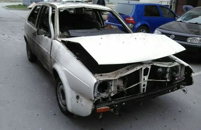 Berane: U eksploziji uništen automobil policijskog službenika 