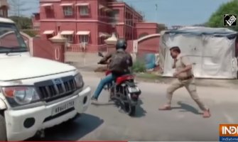 Najbrutalniji način borbe protiv koronavirusa: Policajci u Indiji šibaju građane(VIDEO)