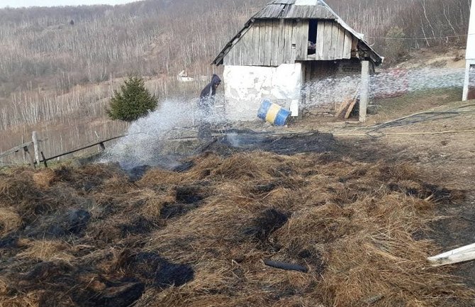 BP: Požar progutao tone sijena, vatra prijetila porodičnoj kući