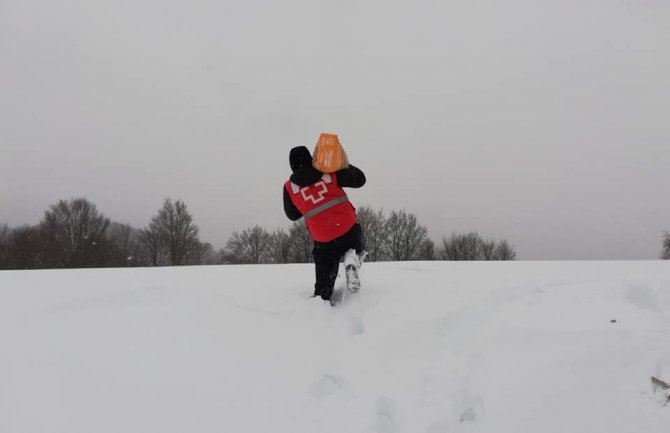 Volonteri Crvenog krsta neumorni: Pomoć nose i kroz snijeg, nema prepreka(FOTO)