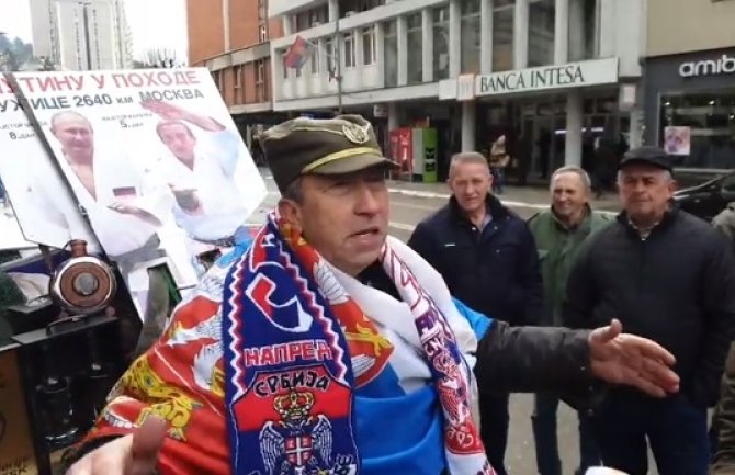 Užičanin stigao do Moskve pješke da bi upoznao Putina, ponio i flašu rakije