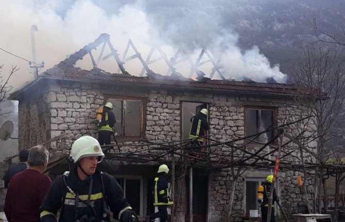 Nikšić: U požaru izgorjeli krov i sprat porodične kuće