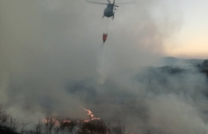 Požari bukte u Pljevljima, izgorjela kuća i štala, gašenje otežava vjetar