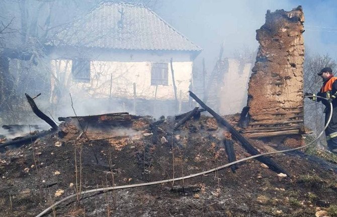 Bijelo Polje: Vatrogasci se 10 sati borili sa vatrenom stihijom, izgorjela kuća i pomoćni objekat