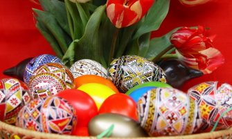 Kreativne ideje za farbanje jaja: Iskoristite vodene bojice, flomastere i cvijeće