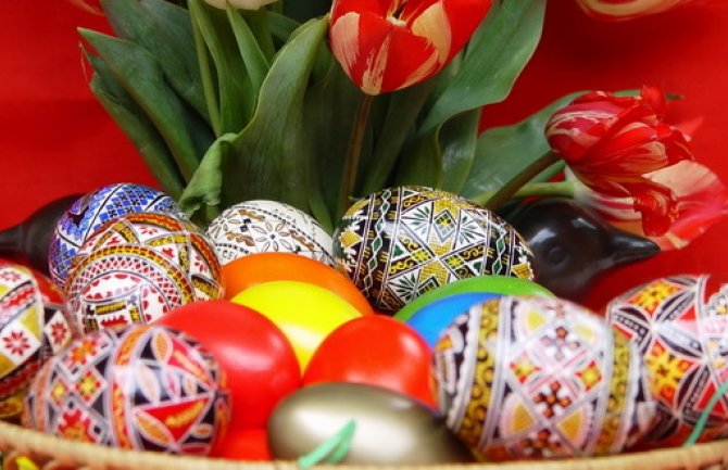 Kreativne ideje za farbanje jaja: Iskoristite vodene bojice, flomastere i cvijeće