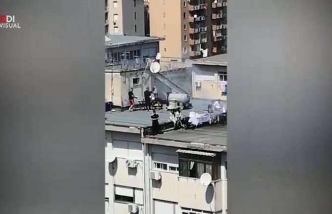 Italijani roštiljali na krovu zgrade, napravili žurku pa intervenisala policija