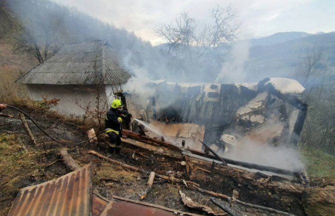 Bijelo Polje: U požaru izgorjela kuća (FOTO)