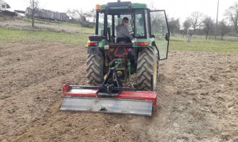 Za 17 porodica iz Biokovca Opština obezbijedila poljoprivrednu mašinu kao ispomoć 